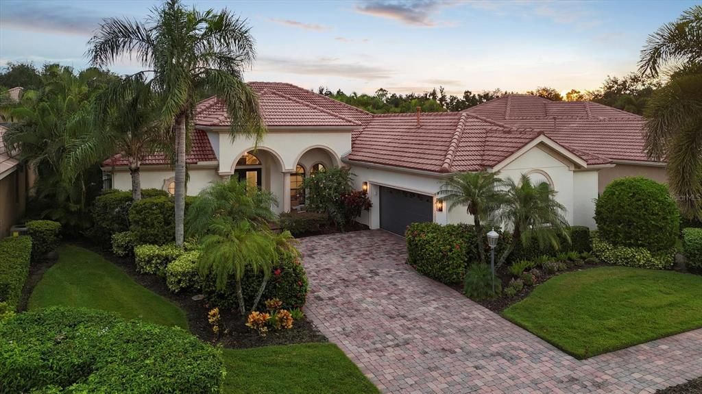 合同活跃: $1,325,000 (3 贝兹, 3 浴室, 2706 平方英尺)