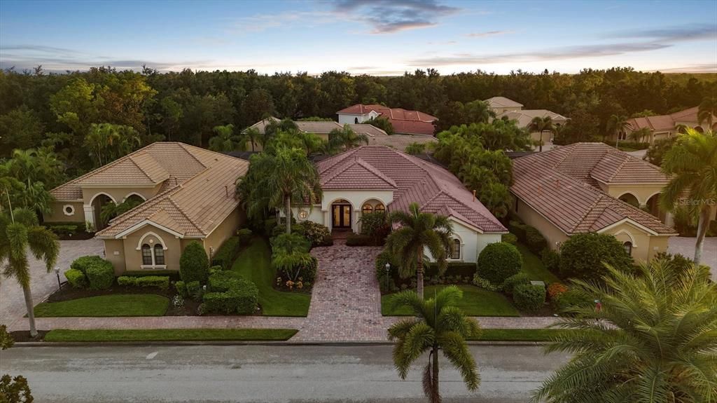 合同活跃: $1,325,000 (3 贝兹, 3 浴室, 2706 平方英尺)