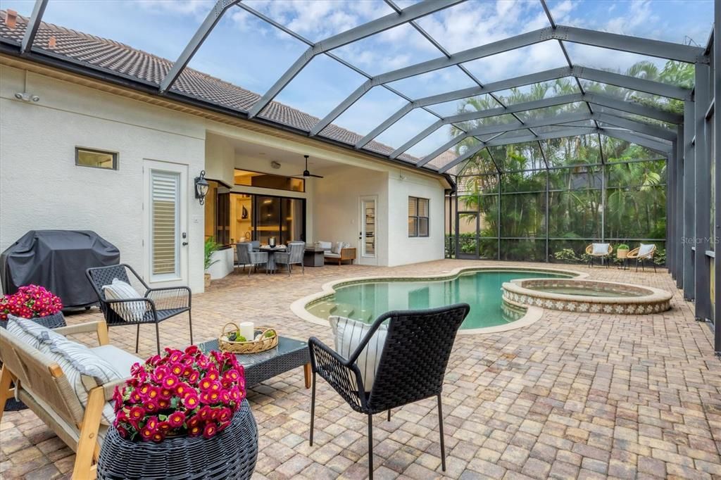 合同活跃: $1,325,000 (3 贝兹, 3 浴室, 2706 平方英尺)