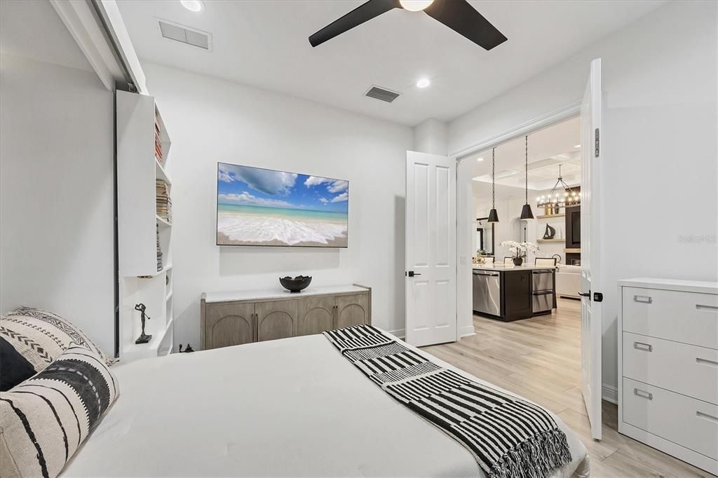 合同活跃: $1,325,000 (3 贝兹, 3 浴室, 2706 平方英尺)