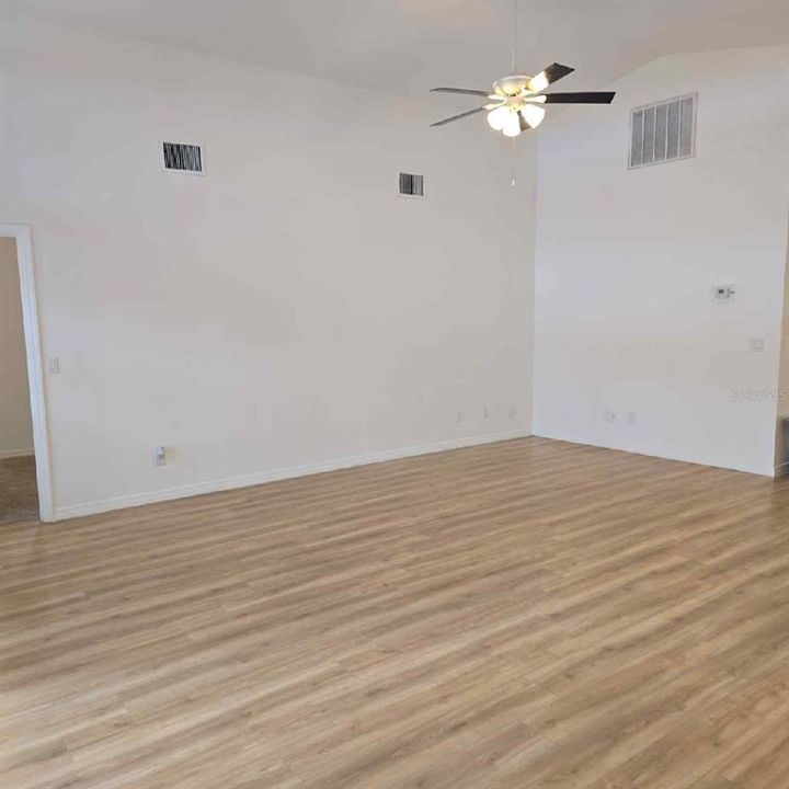 Под контрактом: $297,900 (3 спален, 2 ванн, 1785 Квадратных фут)