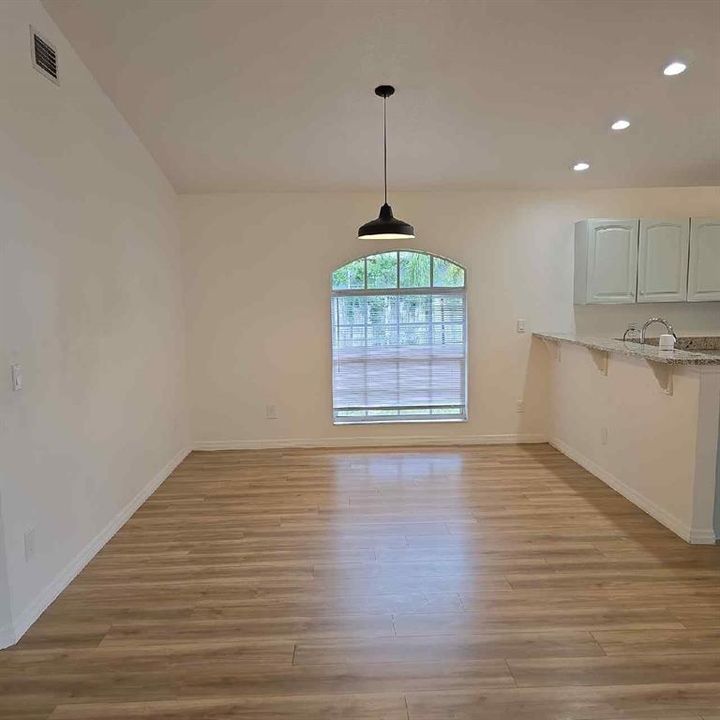 Под контрактом: $297,900 (3 спален, 2 ванн, 1785 Квадратных фут)