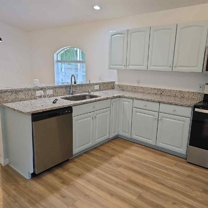 Под контрактом: $297,900 (3 спален, 2 ванн, 1785 Квадратных фут)