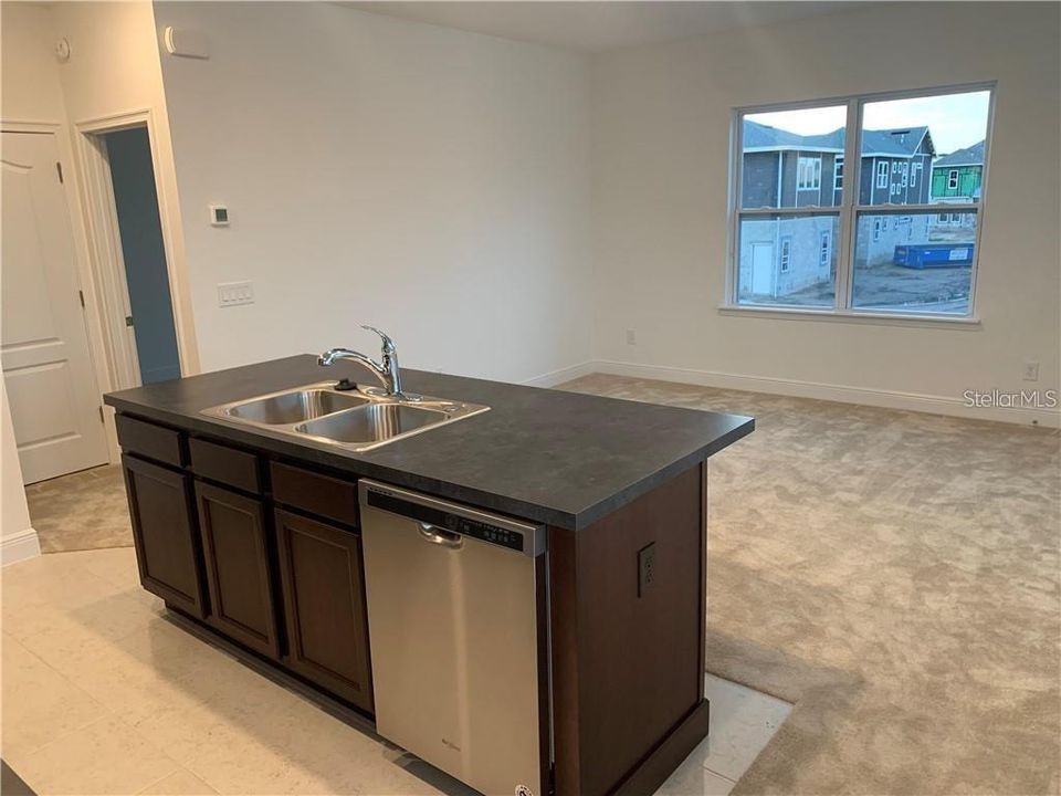 Active With Contract: $1,500 (1 beds, 1 baths, 660 Square Feet)