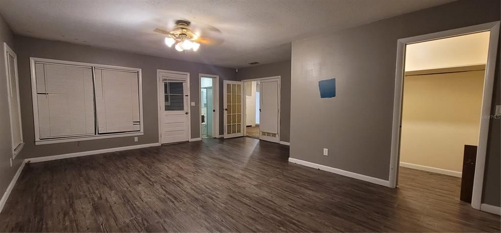 For Sale: $329,900 (4 beds, 2 baths, 2500 Square Feet)