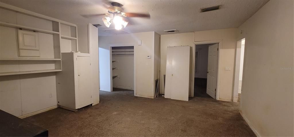 For Sale: $329,900 (4 beds, 2 baths, 2500 Square Feet)