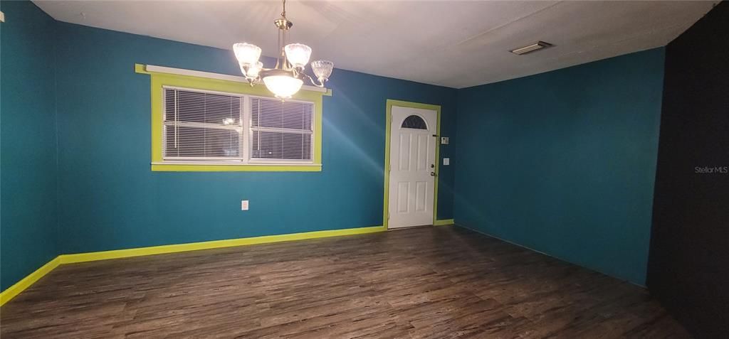 For Sale: $329,900 (4 beds, 2 baths, 2500 Square Feet)