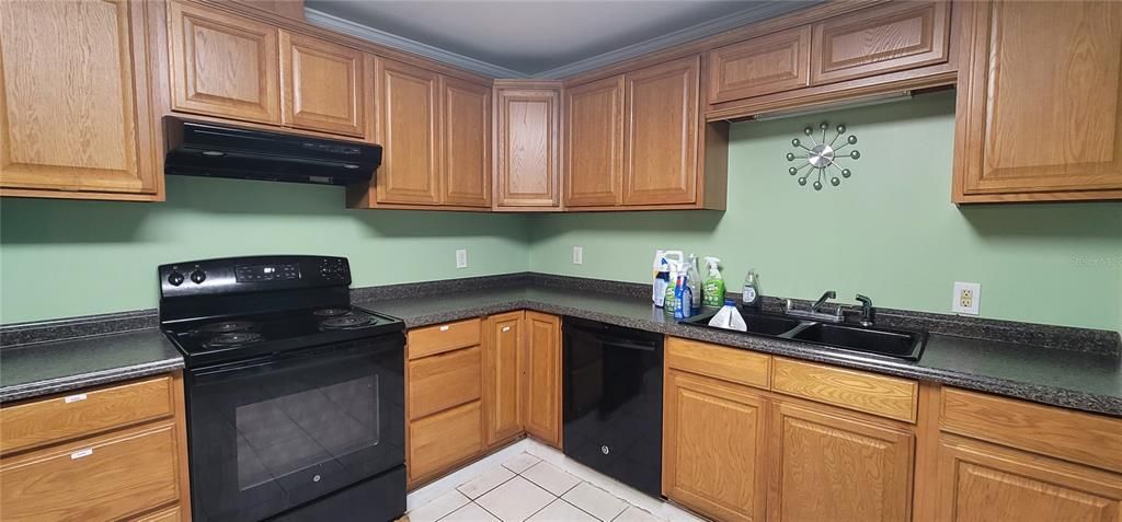 For Sale: $329,900 (4 beds, 2 baths, 2500 Square Feet)