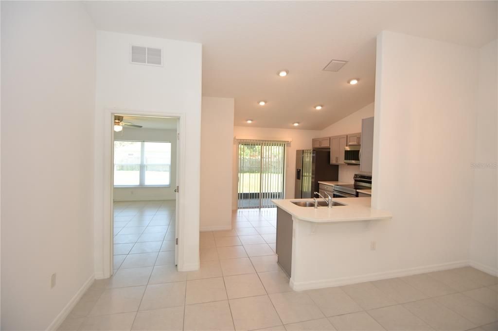 В аренду: $1,650 (3 спален, 2 ванн, 1211 Квадратных фут)