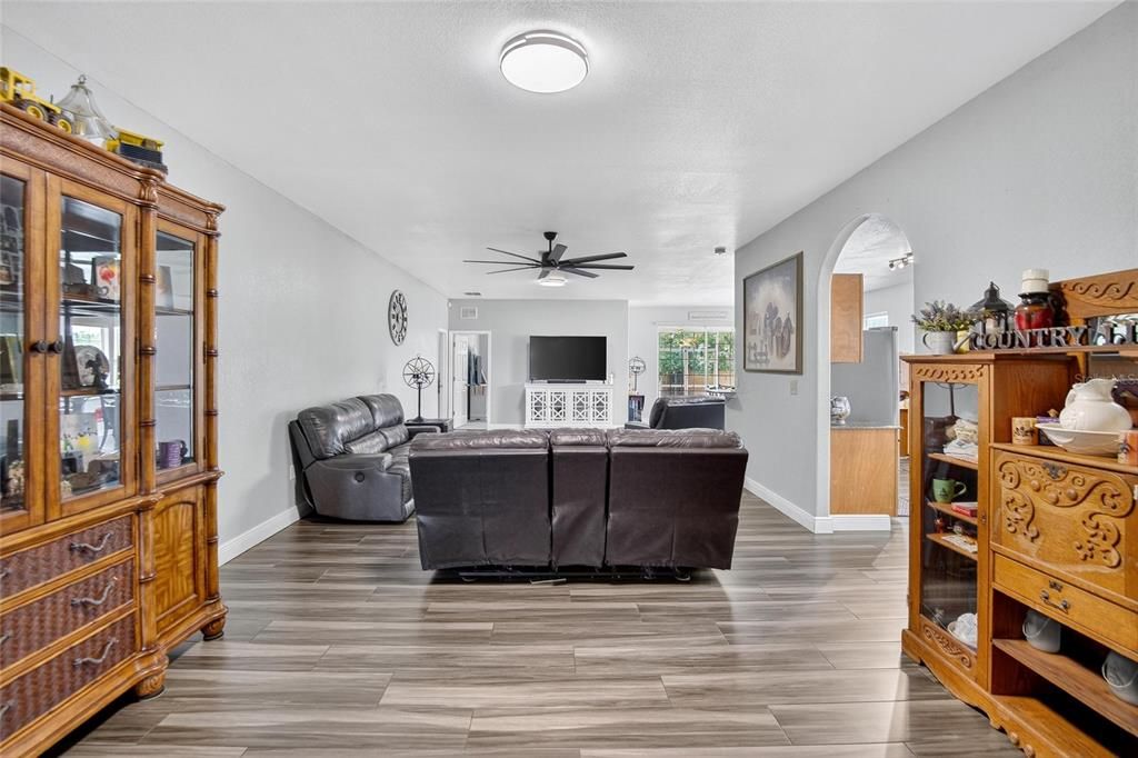 На продажу: $700,000 (7 спален, 4 ванн, 2170 Квадратных фут)