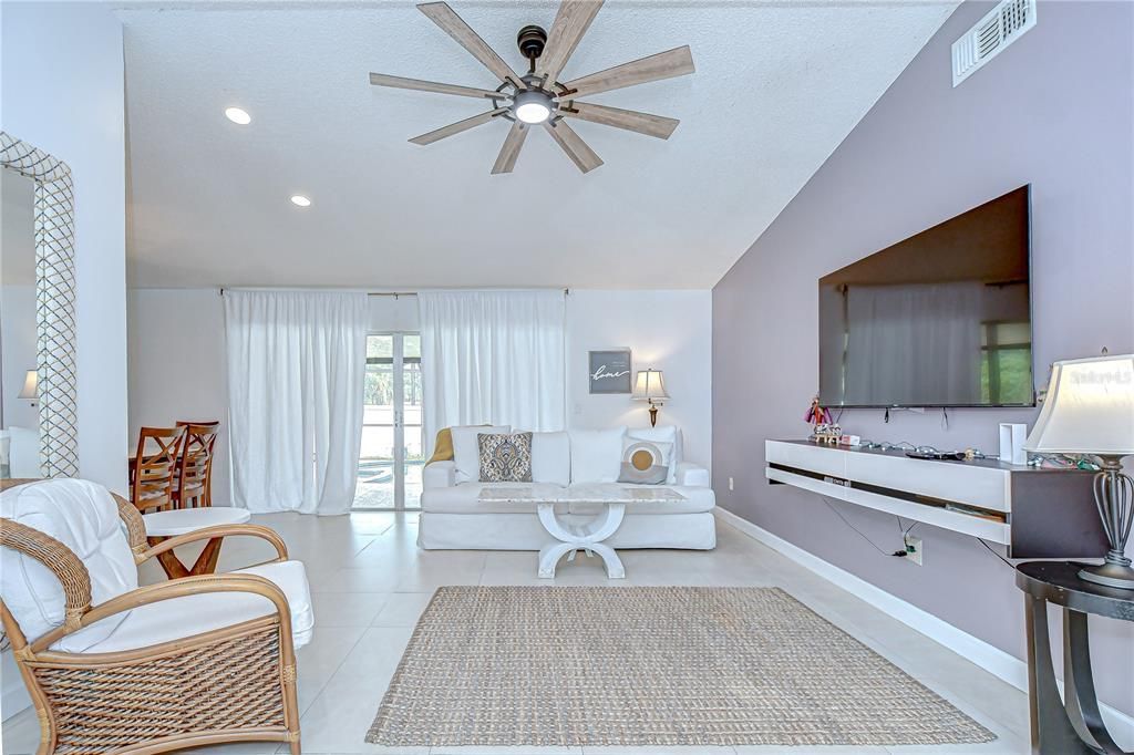 Active With Contract: $355,000 (3 beds, 2 baths, 1308 Square Feet)