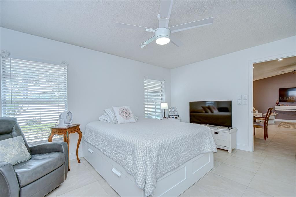 Active With Contract: $355,000 (3 beds, 2 baths, 1308 Square Feet)