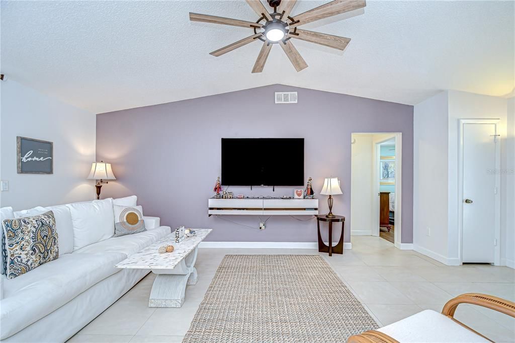 Active With Contract: $355,000 (3 beds, 2 baths, 1308 Square Feet)