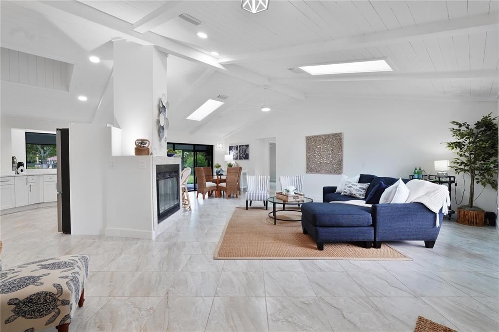 На продажу: $674,000 (3 спален, 2 ванн, 2020 Квадратных фут)