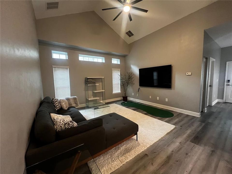 For Rent: $1,950 (2 beds, 2 baths, 1114 Square Feet)