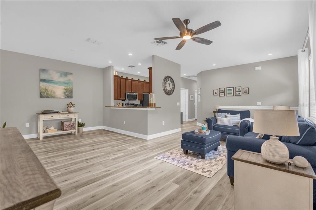 For Sale: $285,000 (2 beds, 2 baths, 1265 Square Feet)