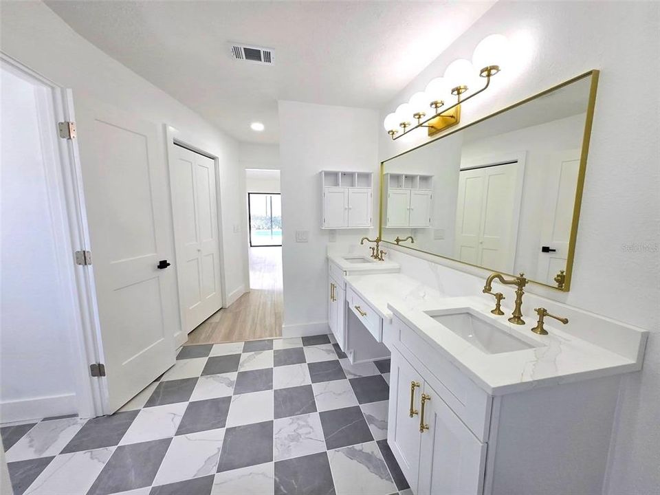 Под контрактом: $610,000 (4 спален, 2 ванн, 2462 Квадратных фут)