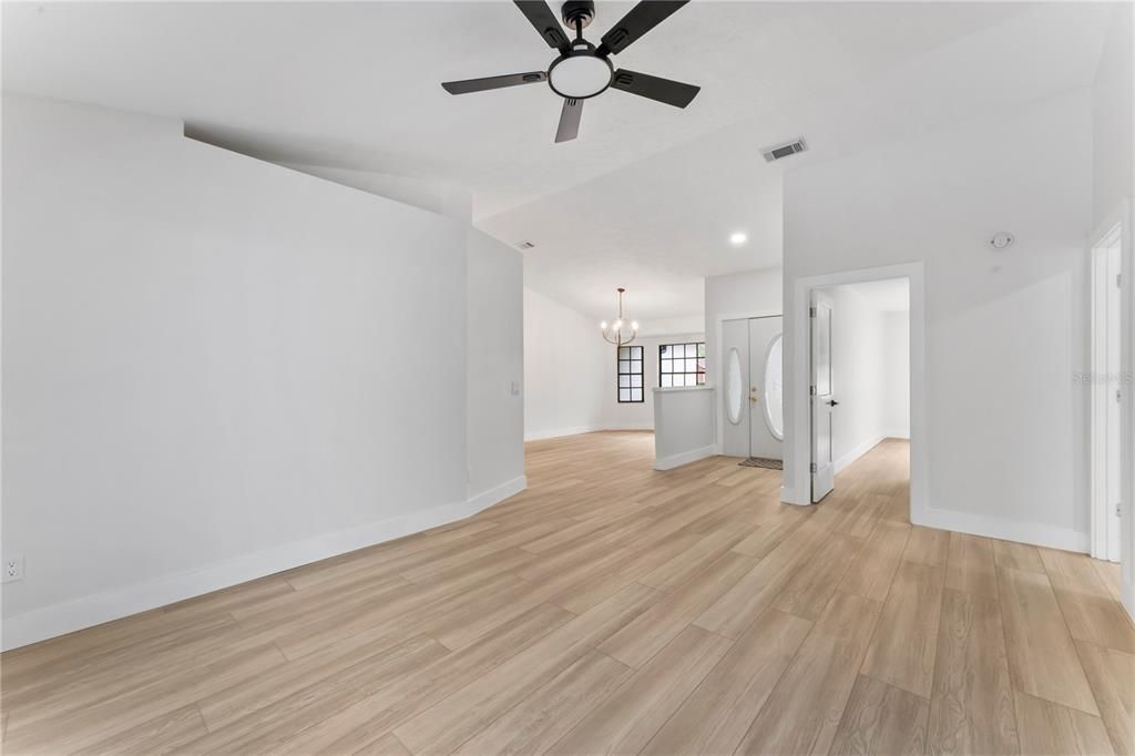 Под контрактом: $610,000 (4 спален, 2 ванн, 2462 Квадратных фут)