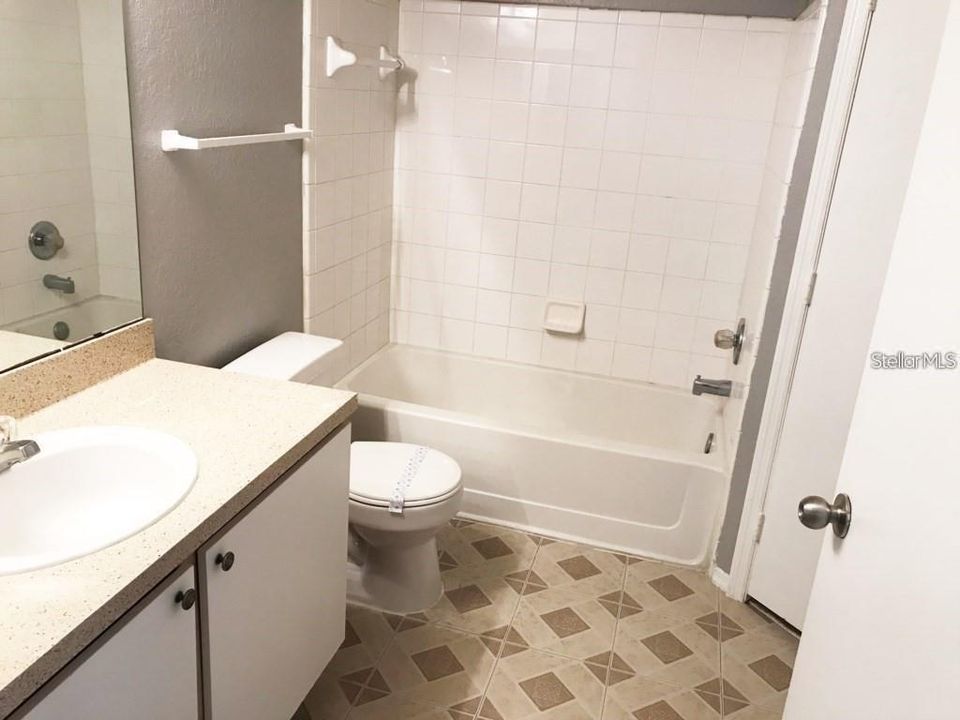 Active With Contract: $1,400 (2 beds, 2 baths, 1026 Square Feet)