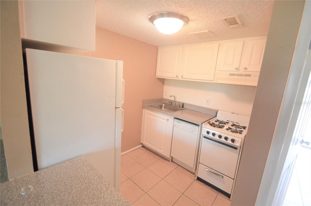 Active With Contract: $1,050 (1 beds, 1 baths, 496 Square Feet)