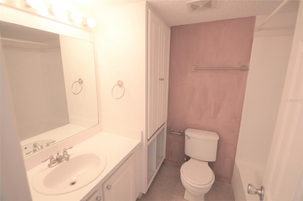 Active With Contract: $1,050 (1 beds, 1 baths, 496 Square Feet)
