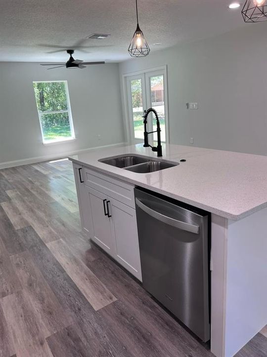 For Rent: $1,800 (3 beds, 2 baths, 1411 Square Feet)