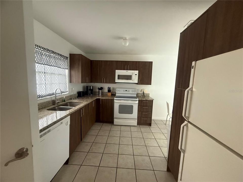 For Rent: $2,300 (3 beds, 2 baths, 1377 Square Feet)