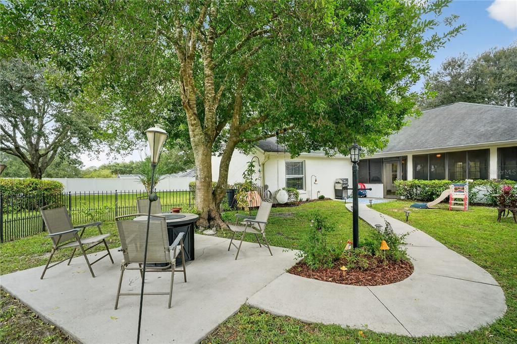 Active With Contract: $574,900 (4 beds, 2 baths, 2147 Square Feet)