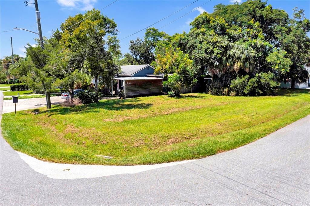 На продажу: $399,000 (0.17 acres)