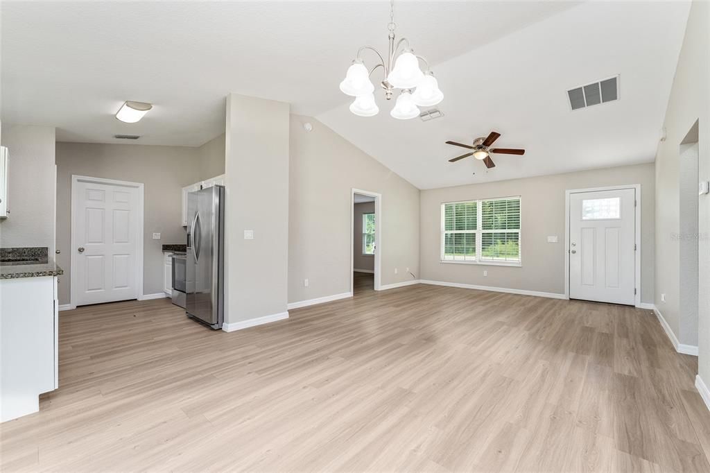 合同活跃: $224,000 (3 贝兹, 2 浴室, 1246 平方英尺)