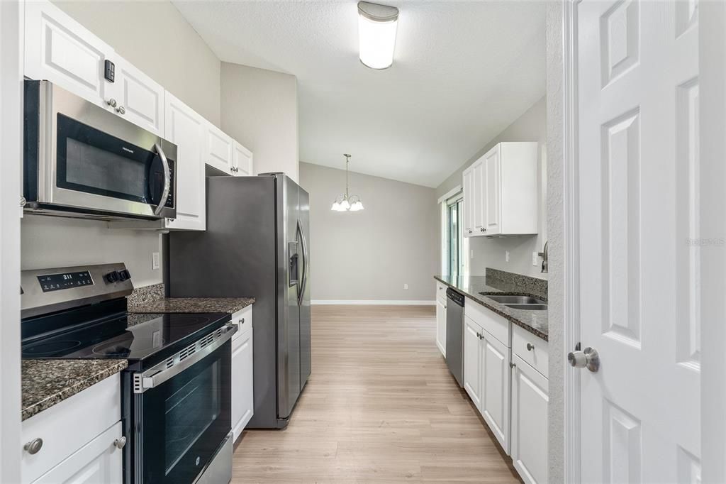 合同活跃: $224,000 (3 贝兹, 2 浴室, 1246 平方英尺)