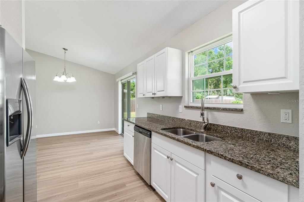 合同活跃: $224,000 (3 贝兹, 2 浴室, 1246 平方英尺)