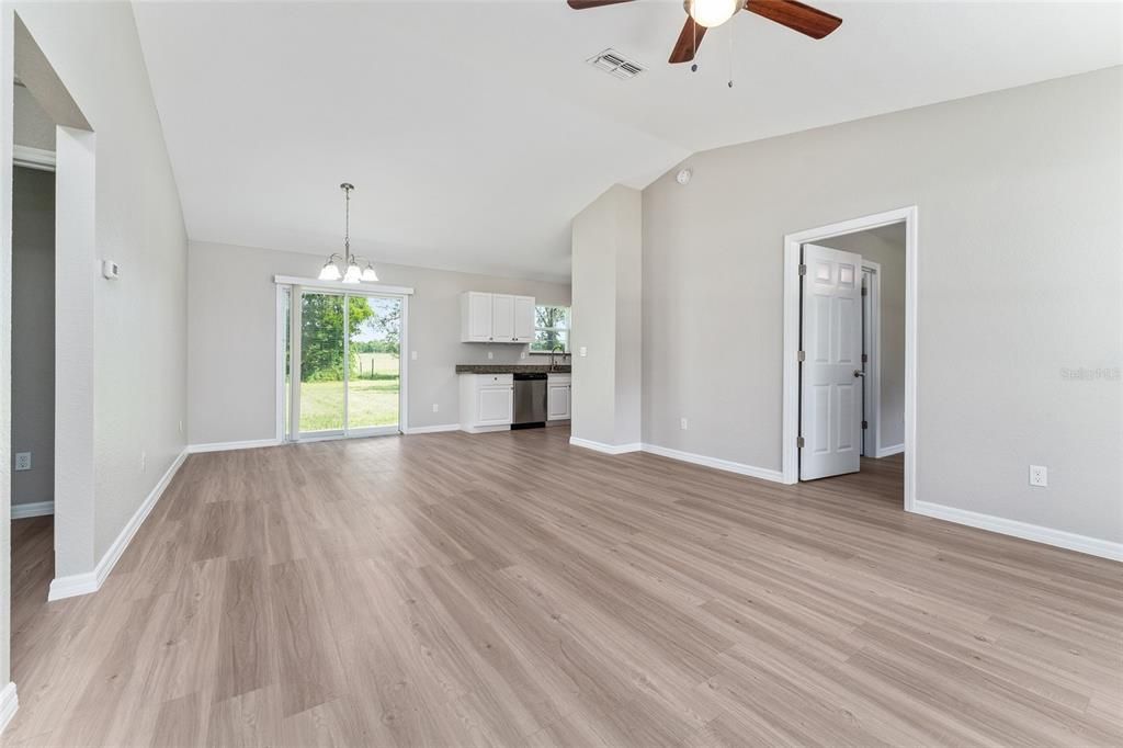 合同活跃: $224,000 (3 贝兹, 2 浴室, 1246 平方英尺)