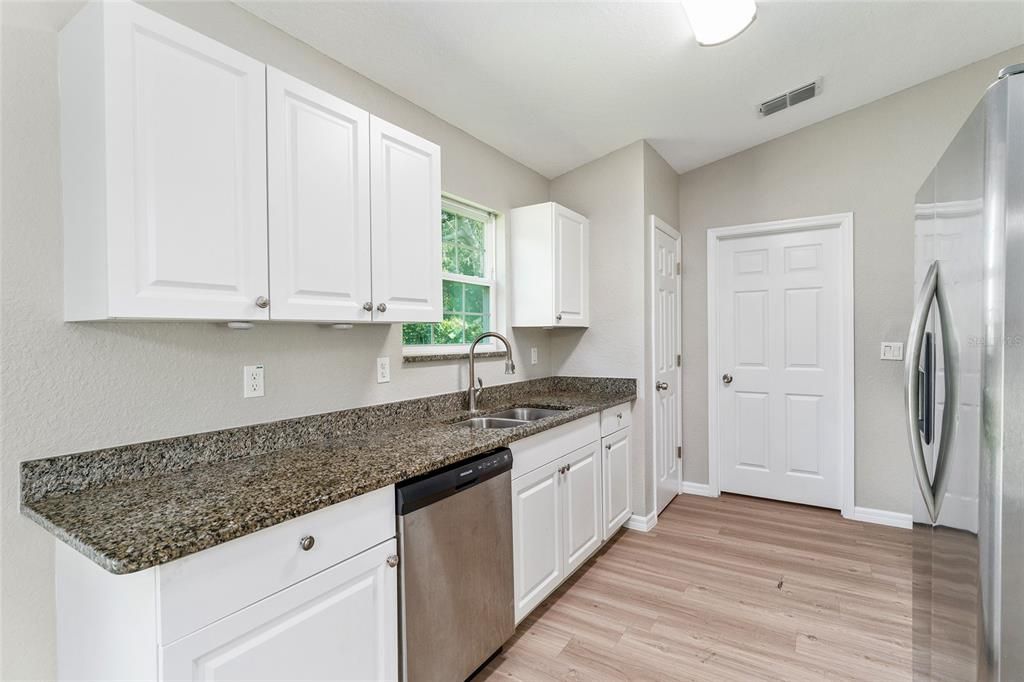 合同活跃: $224,000 (3 贝兹, 2 浴室, 1246 平方英尺)