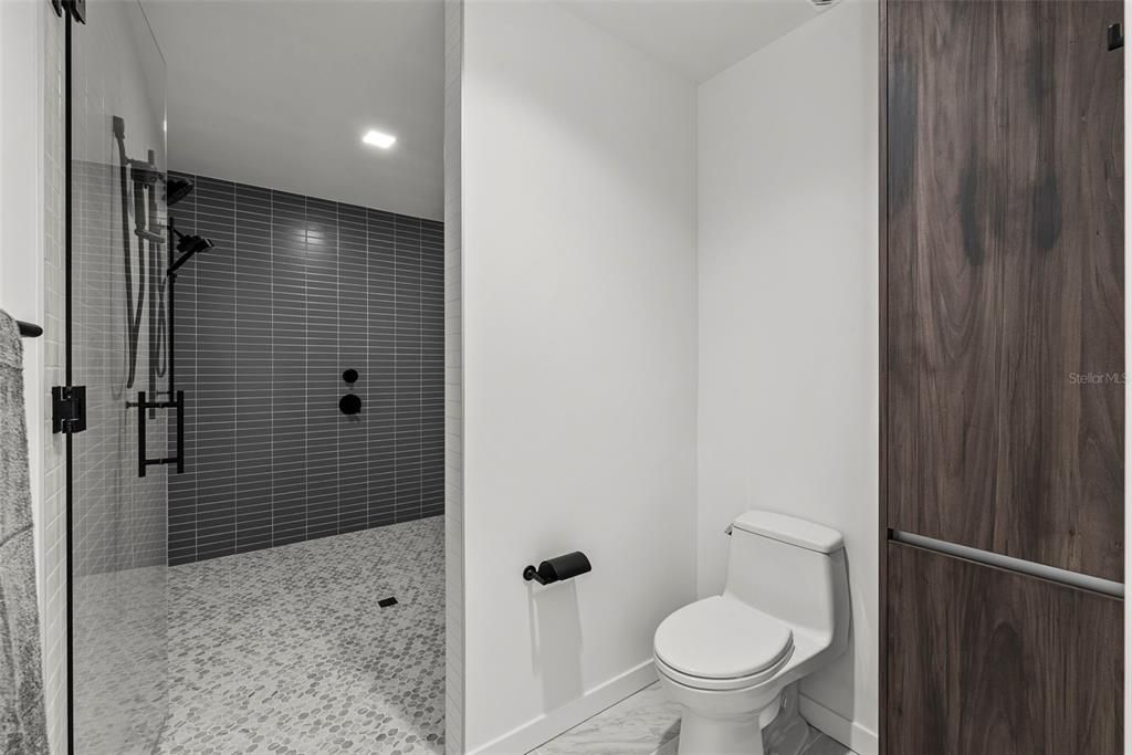 出租: $9,200 (2 贝兹, 2 浴室, 1923 平方英尺)