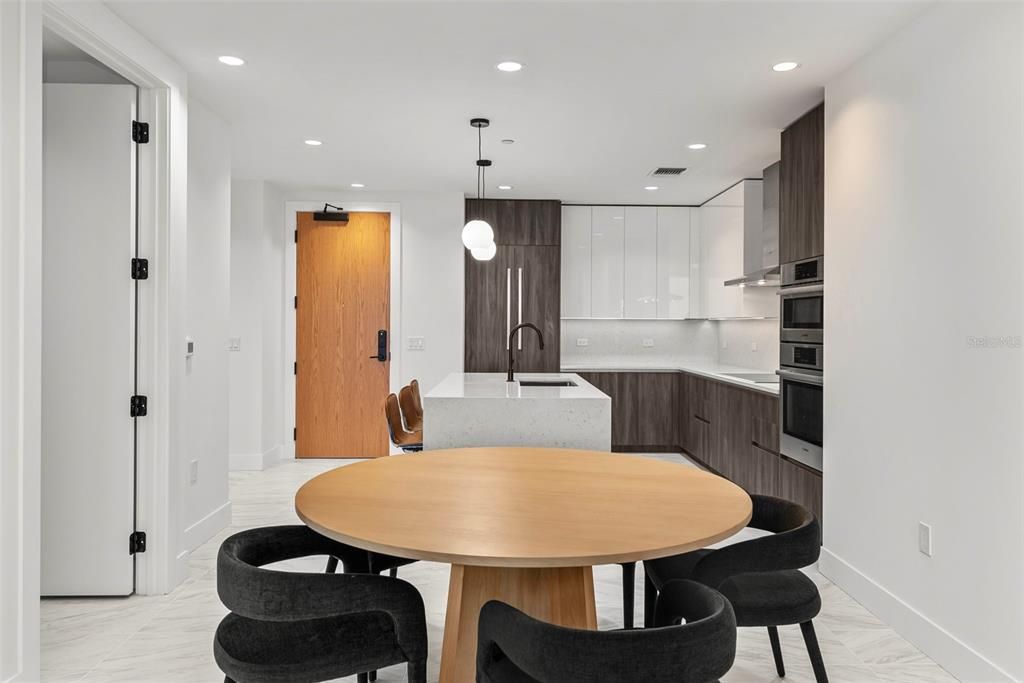 出租: $9,200 (2 贝兹, 2 浴室, 1923 平方英尺)