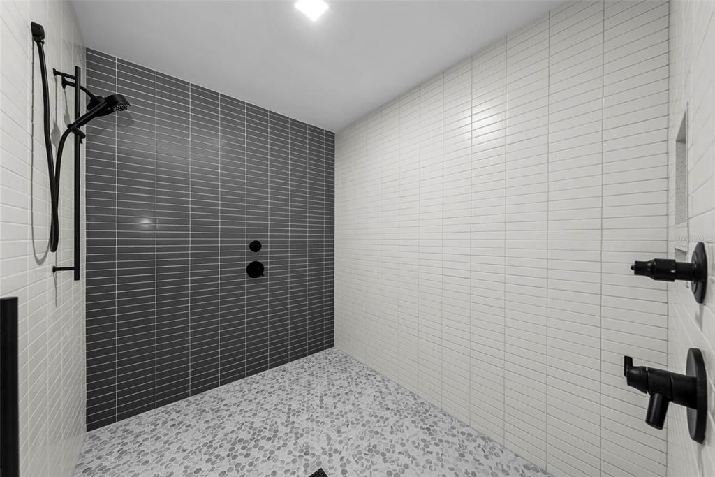 出租: $9,200 (2 贝兹, 2 浴室, 1923 平方英尺)