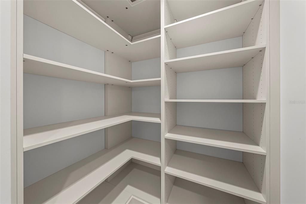 出租: $9,200 (2 贝兹, 2 浴室, 1923 平方英尺)