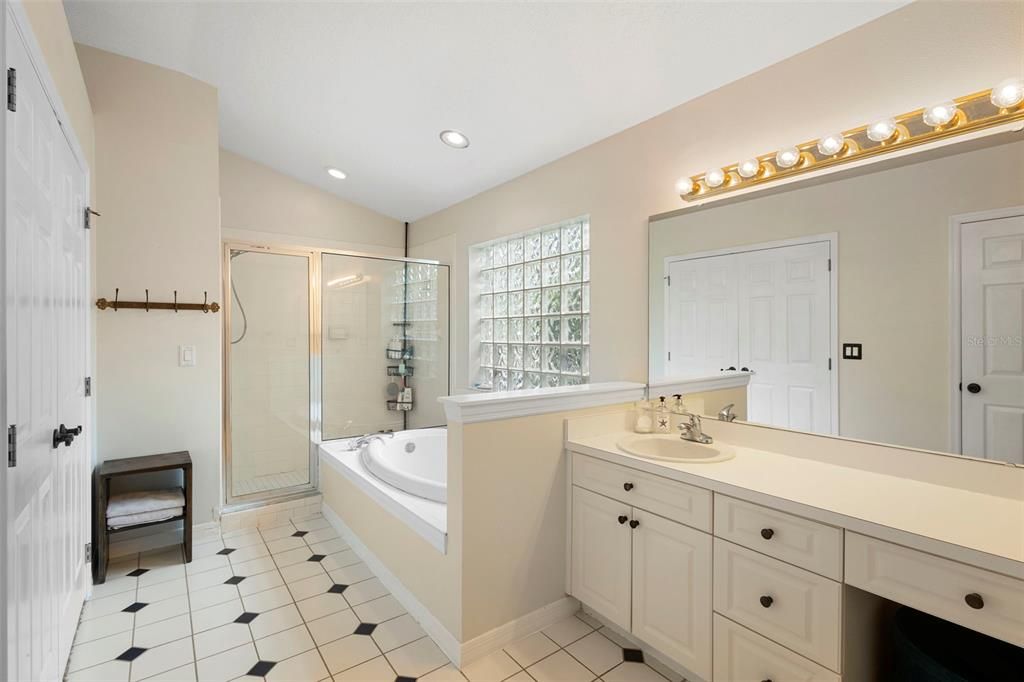 En Venta: $439,000 (4 camas, 2 baños, 1822 Pies cuadrados)