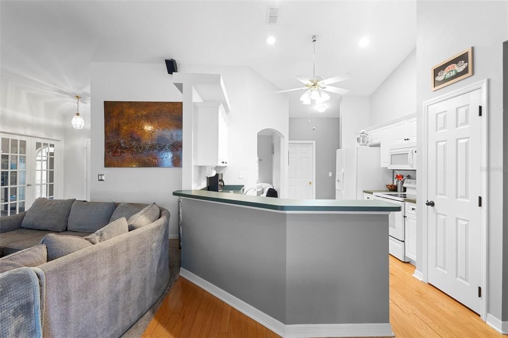 En Venta: $439,000 (4 camas, 2 baños, 1822 Pies cuadrados)