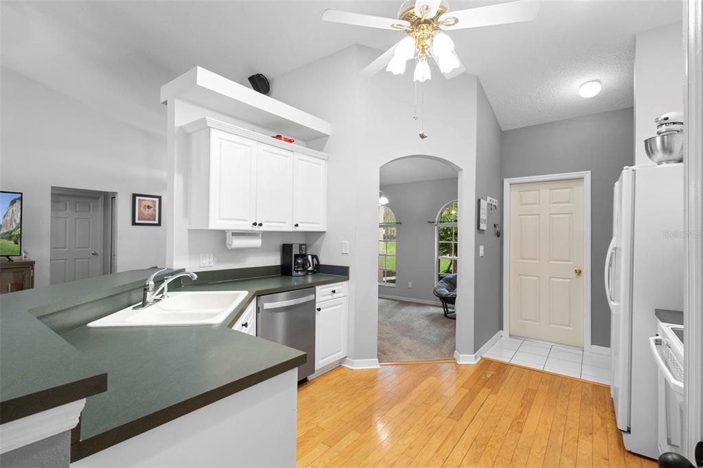 En Venta: $439,000 (4 camas, 2 baños, 1822 Pies cuadrados)