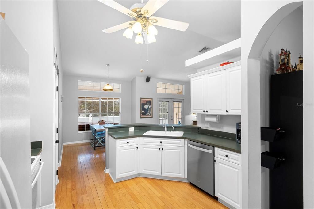 En Venta: $439,000 (4 camas, 2 baños, 1822 Pies cuadrados)