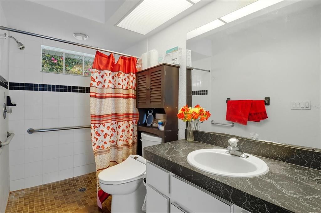 En Venta: $450,000 (4 camas, 3 baños, 2720 Pies cuadrados)