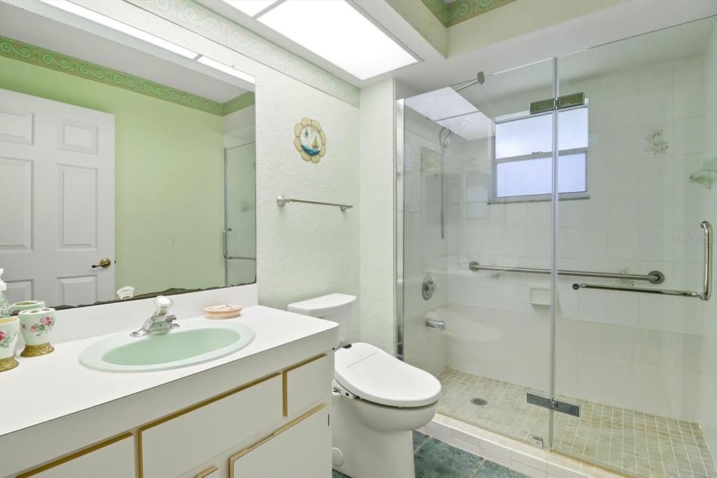 En Venta: $450,000 (4 camas, 3 baños, 2720 Pies cuadrados)