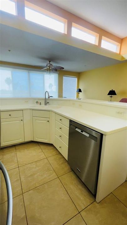 出租: $2,200 (3 贝兹, 3 浴室, 1590 平方英尺)