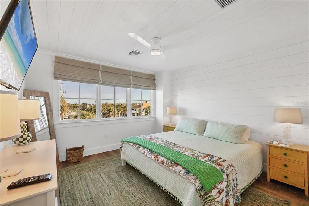 出租: $4,250 (3 贝兹, 2 浴室, 1408 平方英尺)