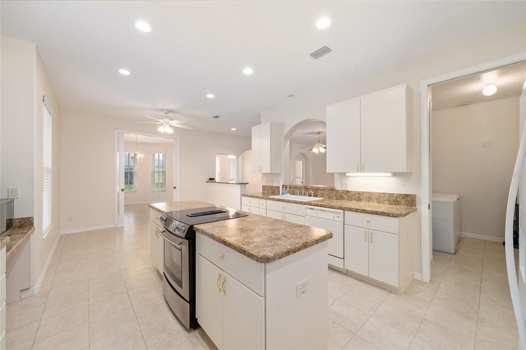 合同活跃: $320,000 (3 贝兹, 2 浴室, 2182 平方英尺)