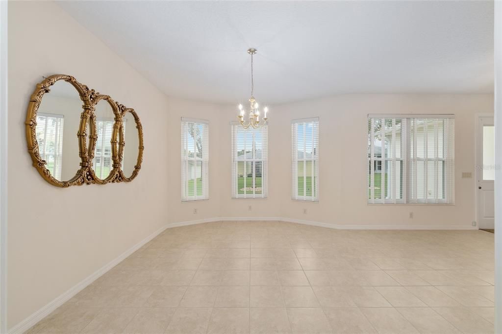 合同活跃: $320,000 (3 贝兹, 2 浴室, 2182 平方英尺)