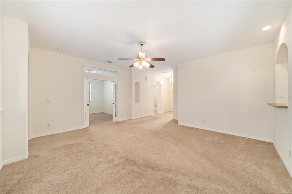 合同活跃: $320,000 (3 贝兹, 2 浴室, 2182 平方英尺)