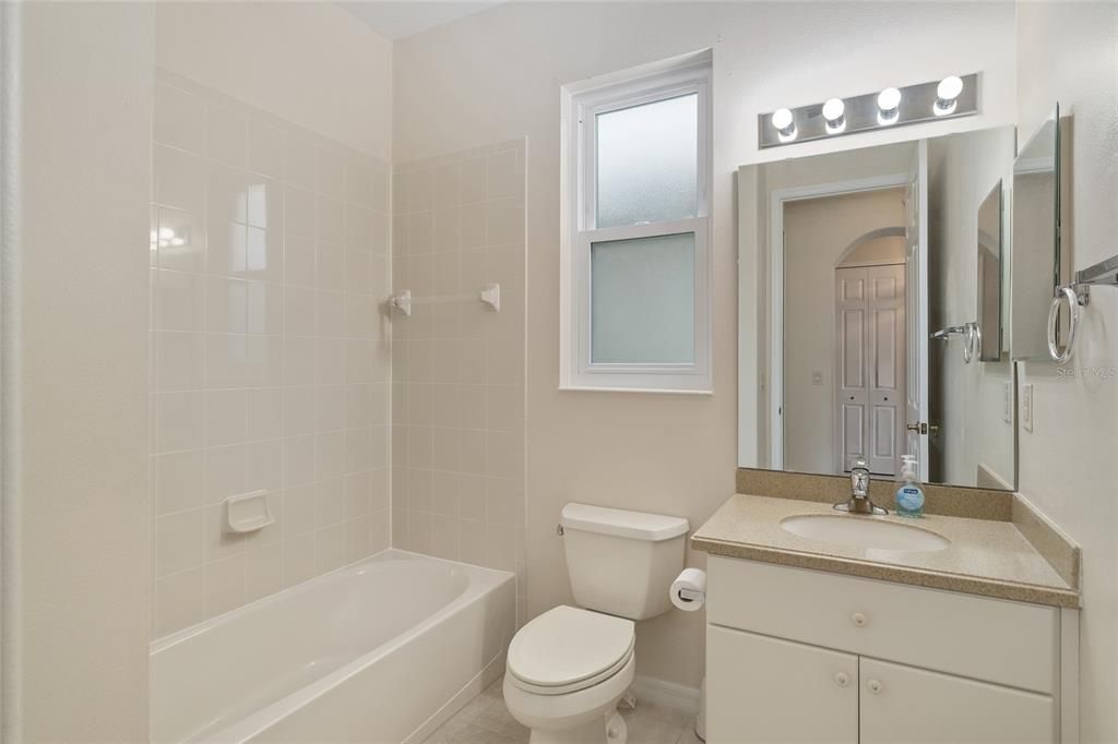 合同活跃: $320,000 (3 贝兹, 2 浴室, 2182 平方英尺)